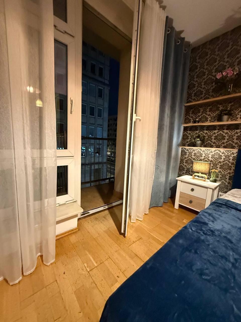 Scenic Avenue Apartment in Warsaw