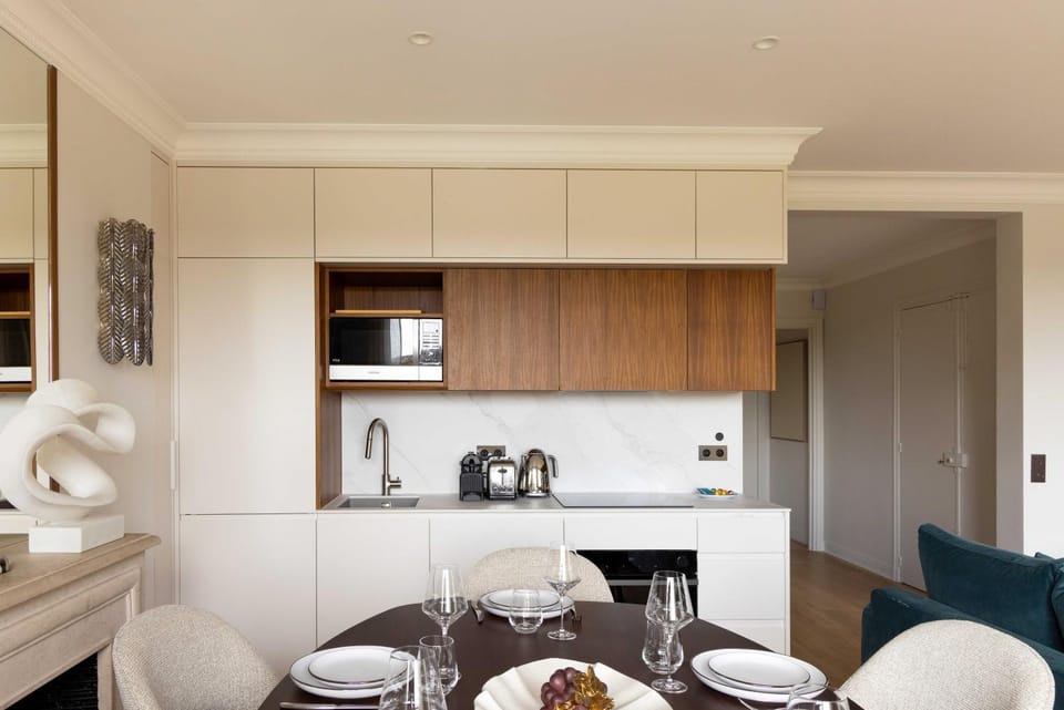 Kitchen or kitchenette, Dining area
