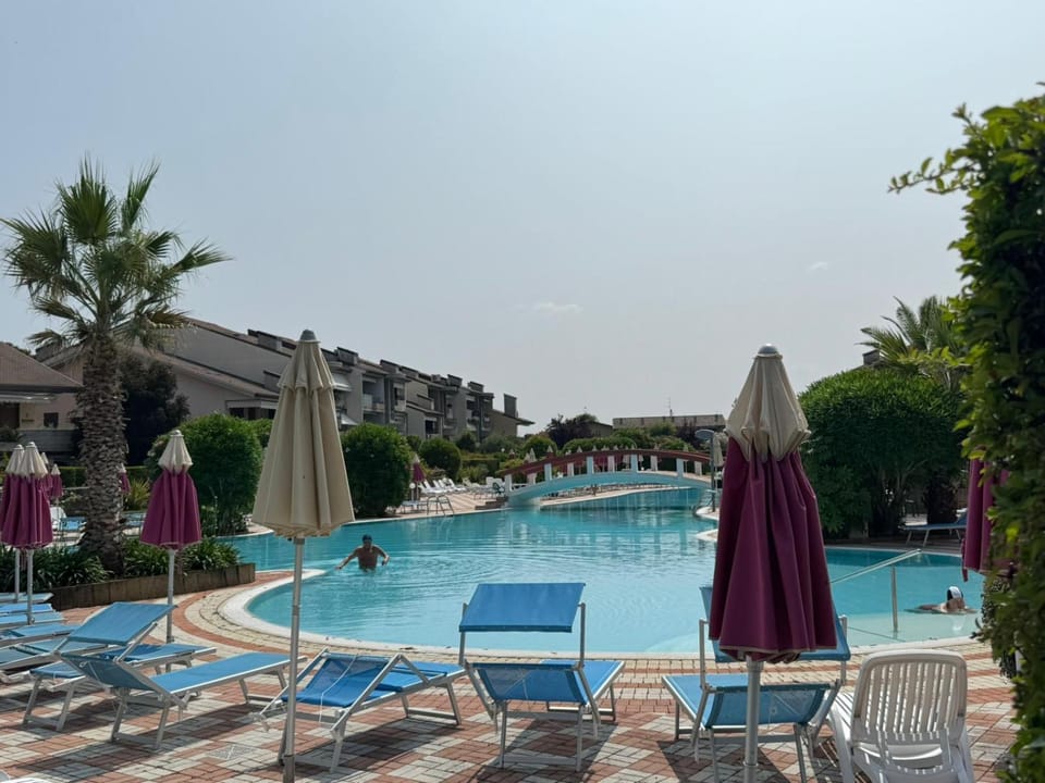 Swimming pool, sunbed
