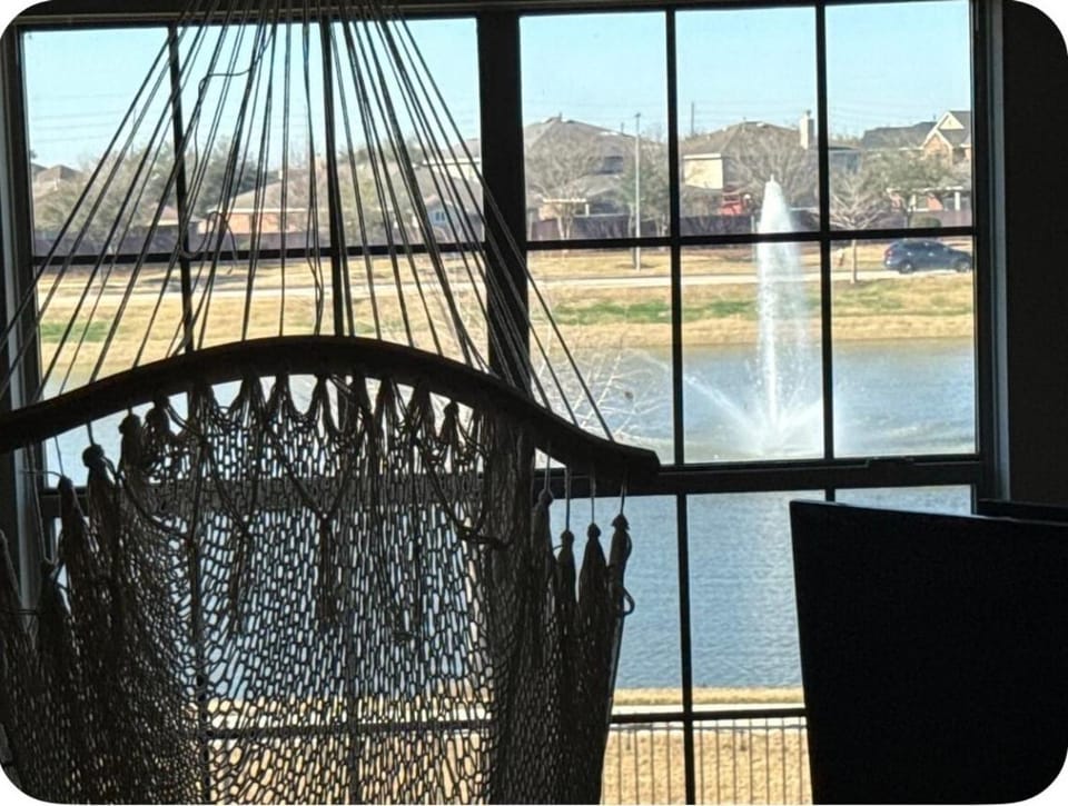 Near NRG & Medical Center, 5-bedroom cottage, Lakes & Sunset View, BBQ & Jacuzzi Bed and Breakfast in Pearland