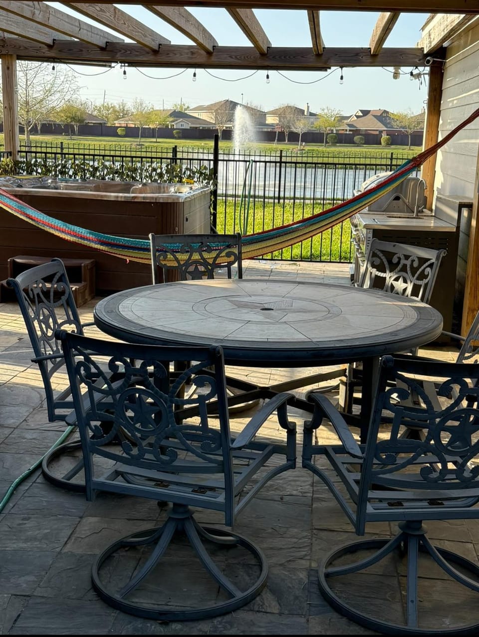 Near NRG & Medical Center, 5-bedroom cottage, Lakes & Sunset View, BBQ & Jacuzzi Bed and Breakfast in Pearland