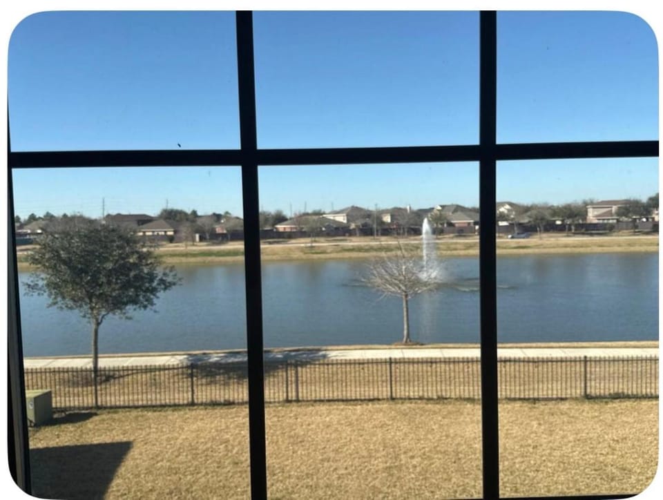 Near NRG & Medical Center, 5-bedroom cottage, Lakes & Sunset View, BBQ & Jacuzzi Bed and Breakfast in Pearland