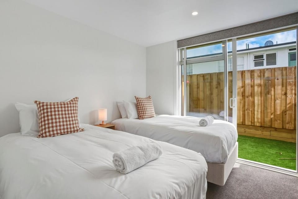 Modern 3-Story Inner-City Sanctuary Apartment in Dunedin