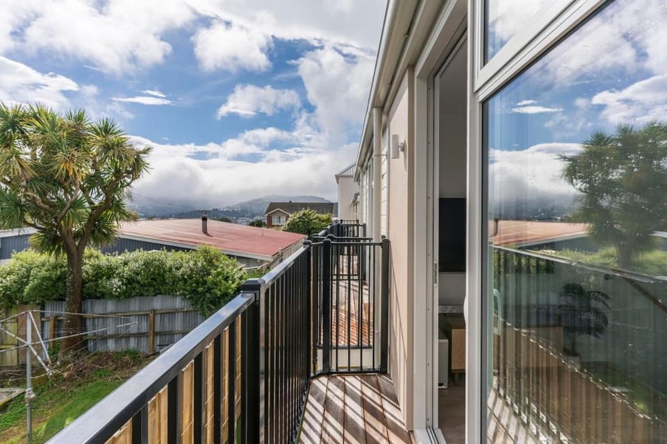Modern 3-Story Inner-City Sanctuary Apartment in Dunedin