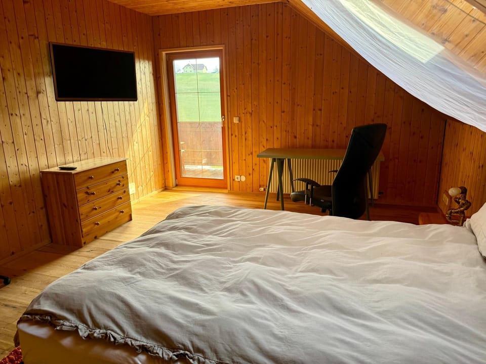 Bed, TV and multimedia, Photo of the whole room, Bedroom