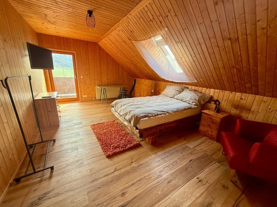 Bed, TV and multimedia, Photo of the whole room, Bedroom