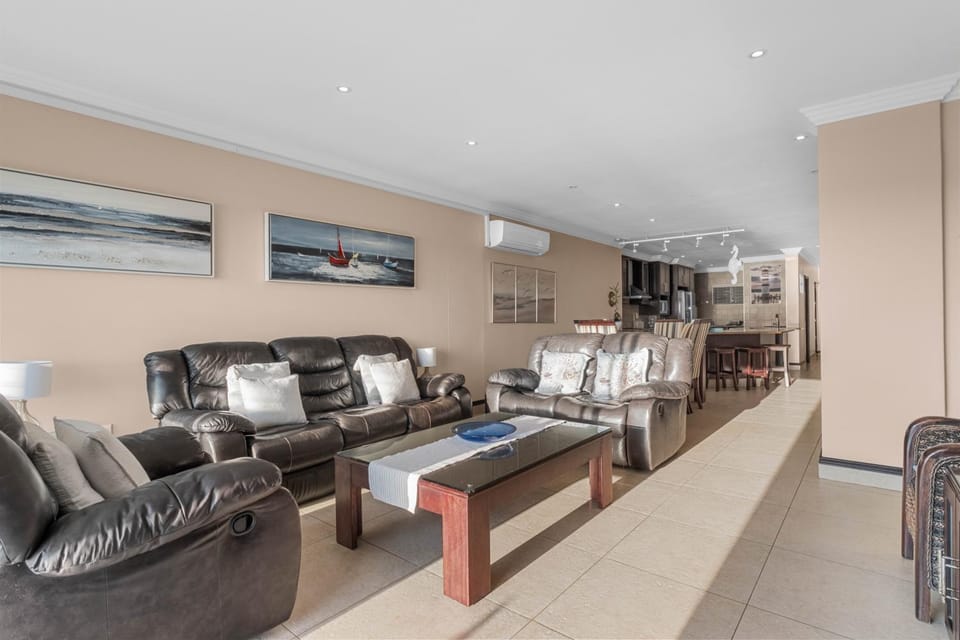 G4 Bermuda Beachfront Bliss-Breaker Views Willards Apartment in Dolphin Coast