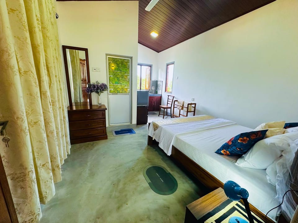 Bed, TV and multimedia, Living room, Photo of the whole room, hair dresser