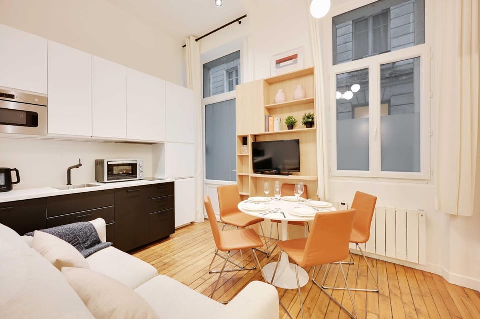Kitchen or kitchenette, Dining area