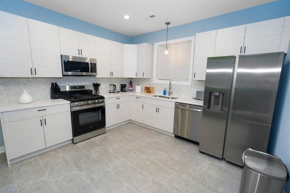 Spacious 3BR Near United Center & Medical District Apartment in Chicago