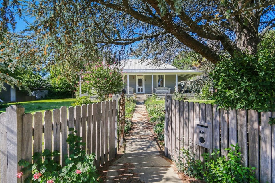 Marianna's Lakeside Cottage House in Beechworth