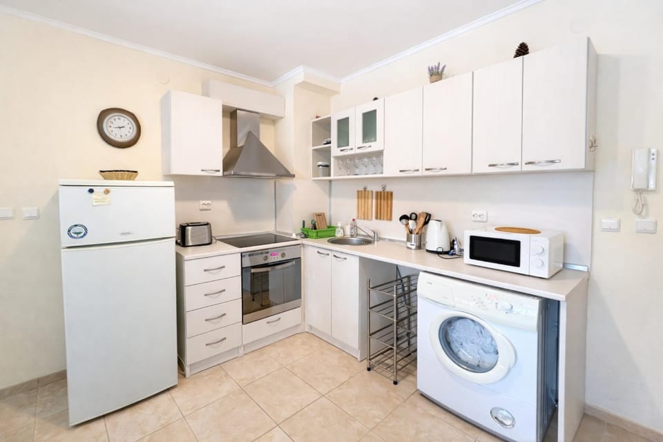 Coffee/tea facilities, Kitchen or kitchenette, oven, stove, toaster, washing machine