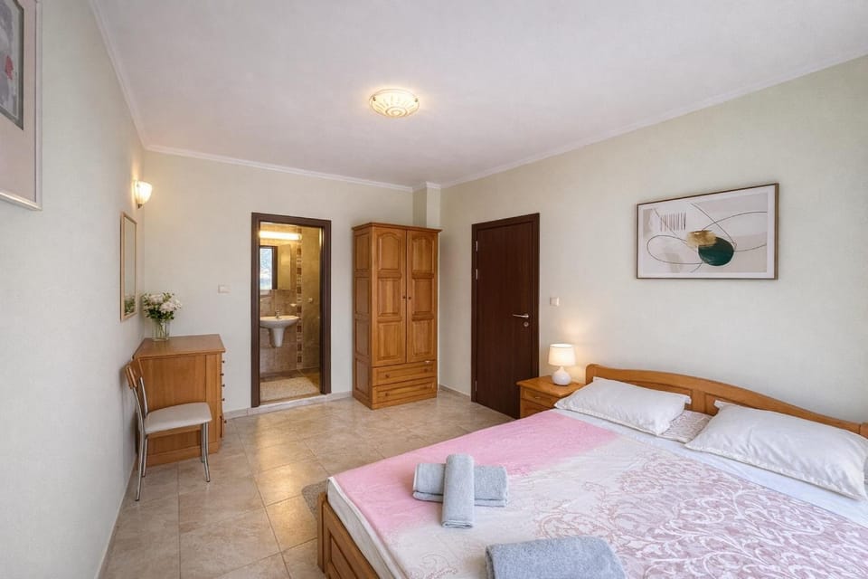 Bed, Bedroom, towels, wardrobe