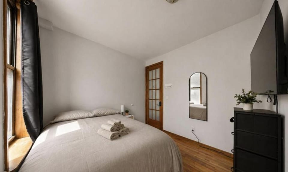The NYC Value Room near Times Square & Broadway - Private Room with shared bathroom Bed and Breakfast in Midtown