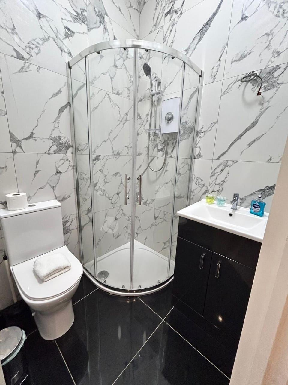 Shower, Toilet, Bathroom, towels