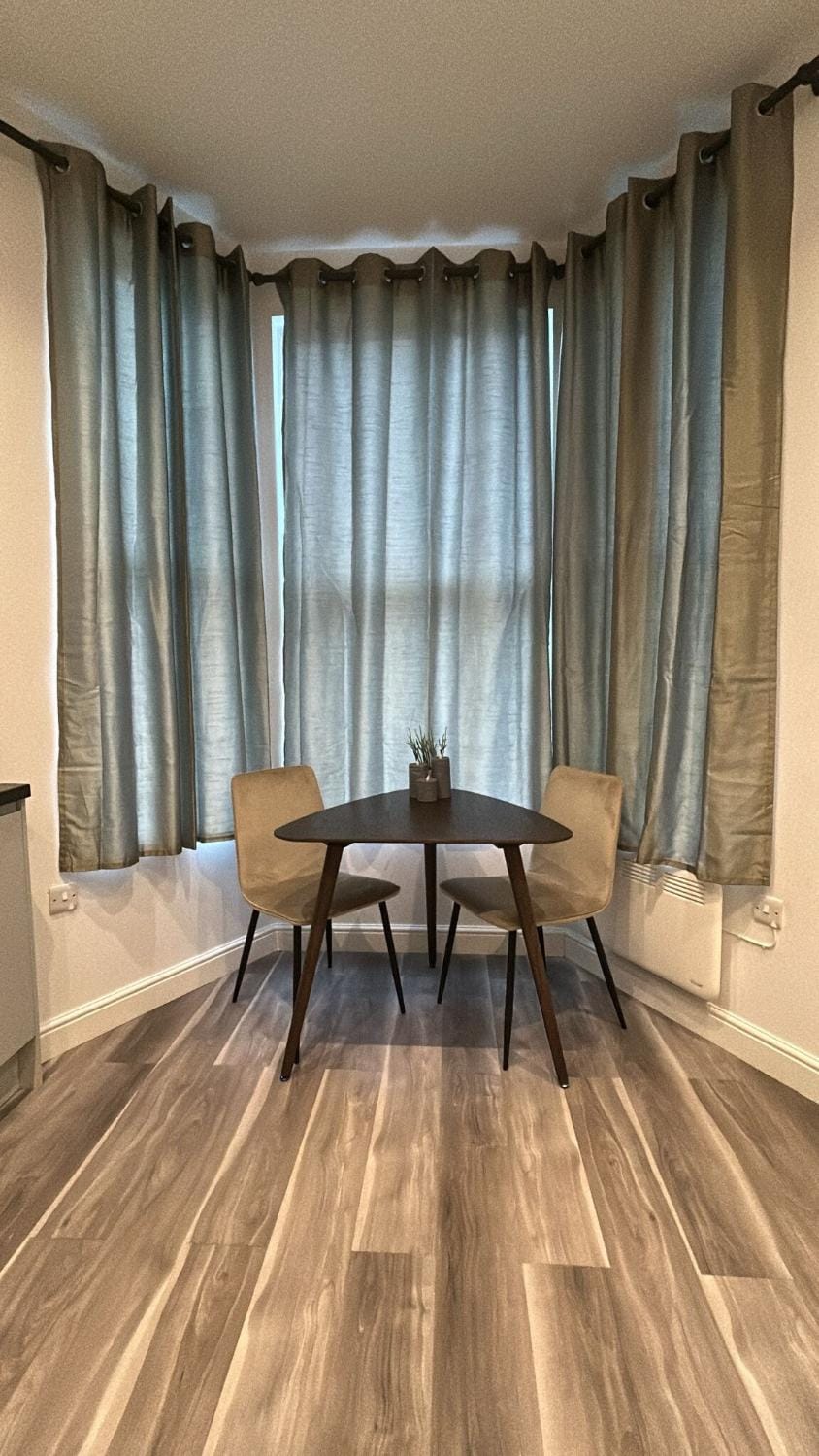 Seating area, Dining area, heating