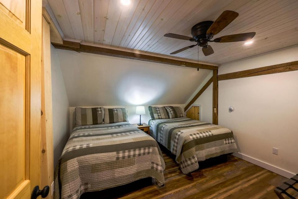 NEW! Historic post and beam in-town Moosehead Lake Apartment in Moosehead Lake
