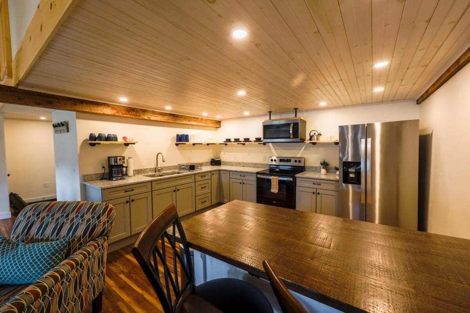 NEW! Historic post and beam in-town Moosehead Lake Apartment in Moosehead Lake