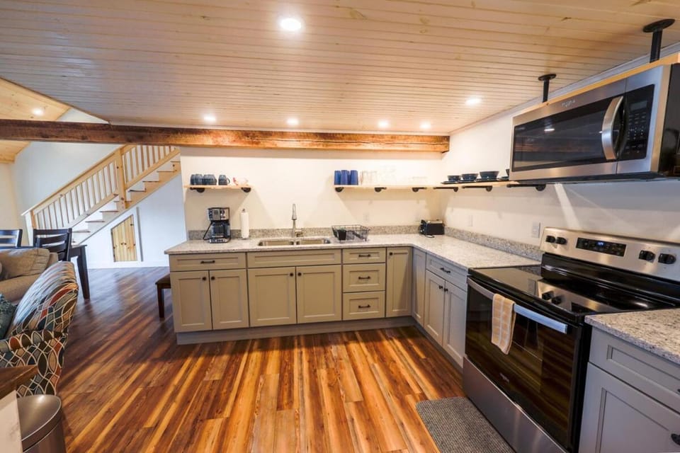 NEW! Historic post and beam in-town Moosehead Lake Apartment in Moosehead Lake