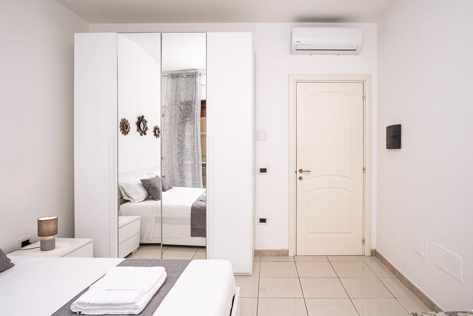 Photo of the whole room, Bedroom, wardrobe, air conditioner