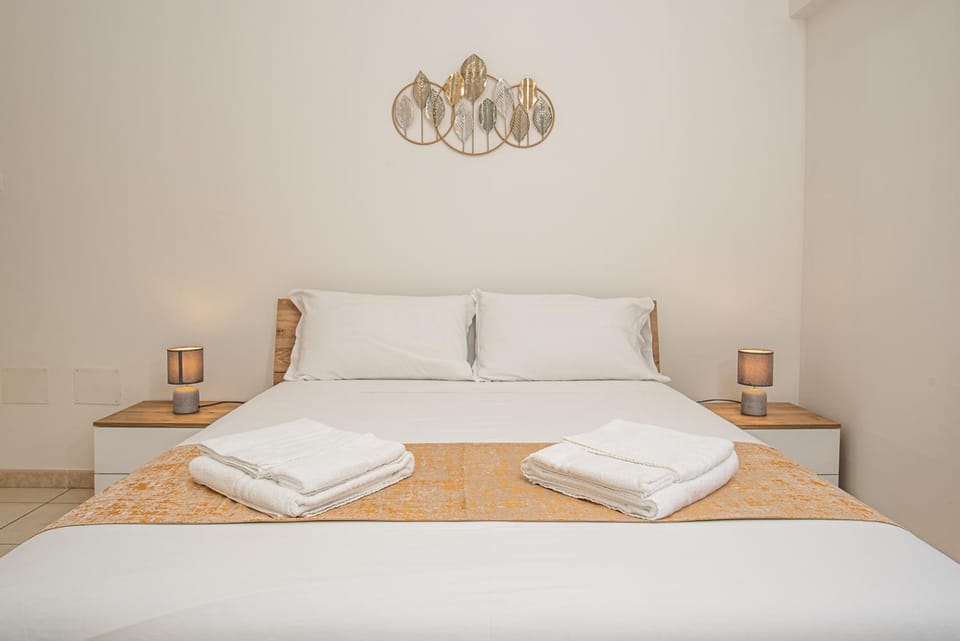 Photo of the whole room, Bedroom, towels