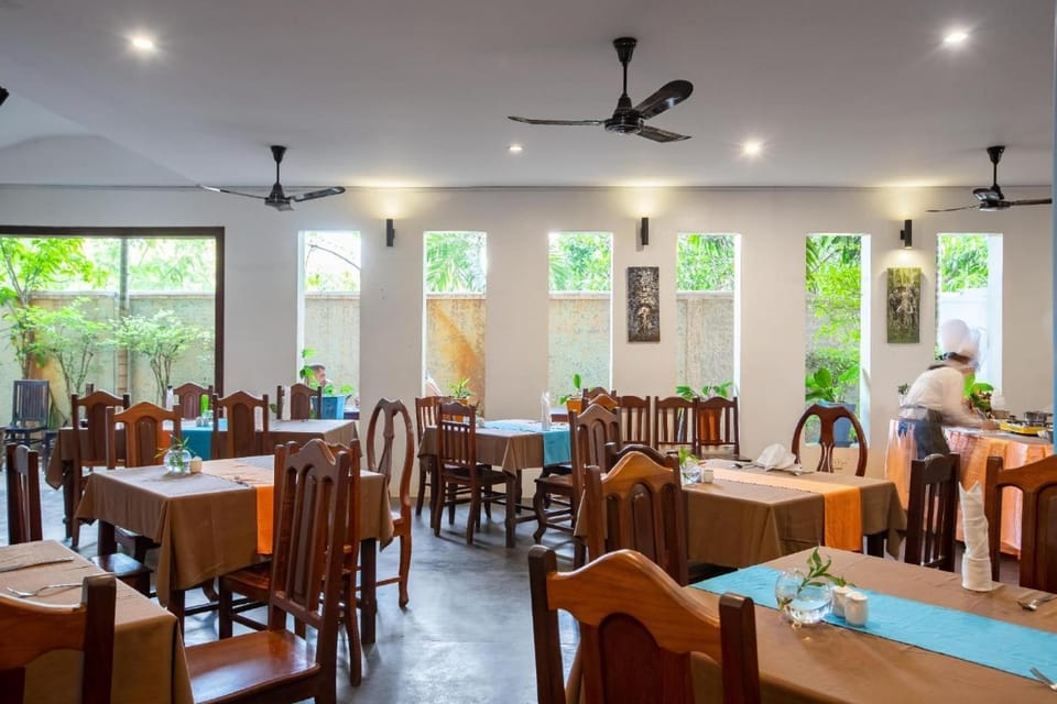 Restaurant/places to eat, Seating area, Dining area