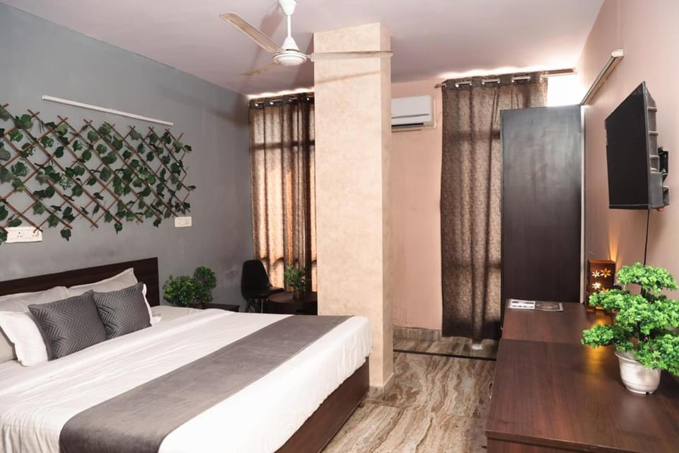 Bed, TV and multimedia, Photo of the whole room, Evening entertainment, Bedroom, wardrobe, air conditioner