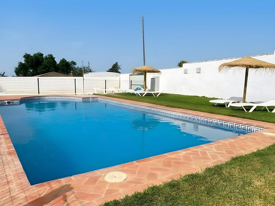 Chalet con piscina privada no permitimos grupos de jovenes House in La Janda