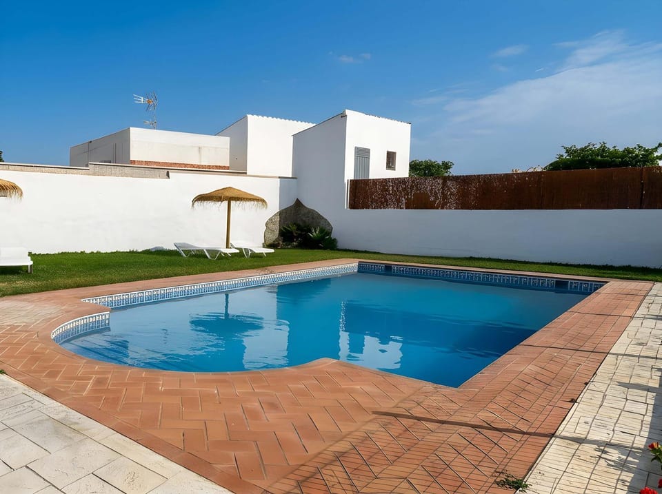 Chalet con piscina privada no permitimos grupos de jovenes House in La Janda