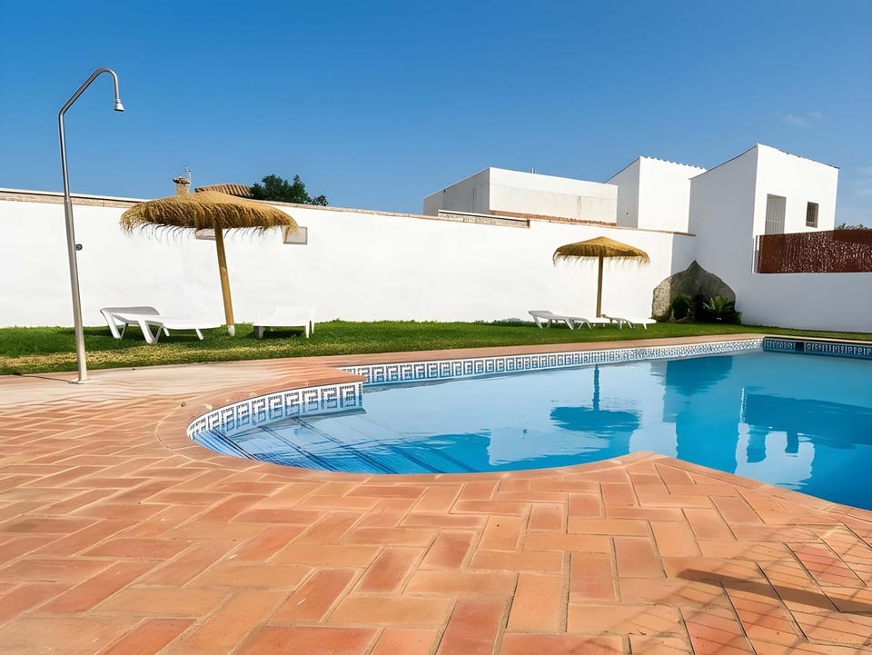 Chalet con piscina privada no permitimos grupos de jovenes House in La Janda