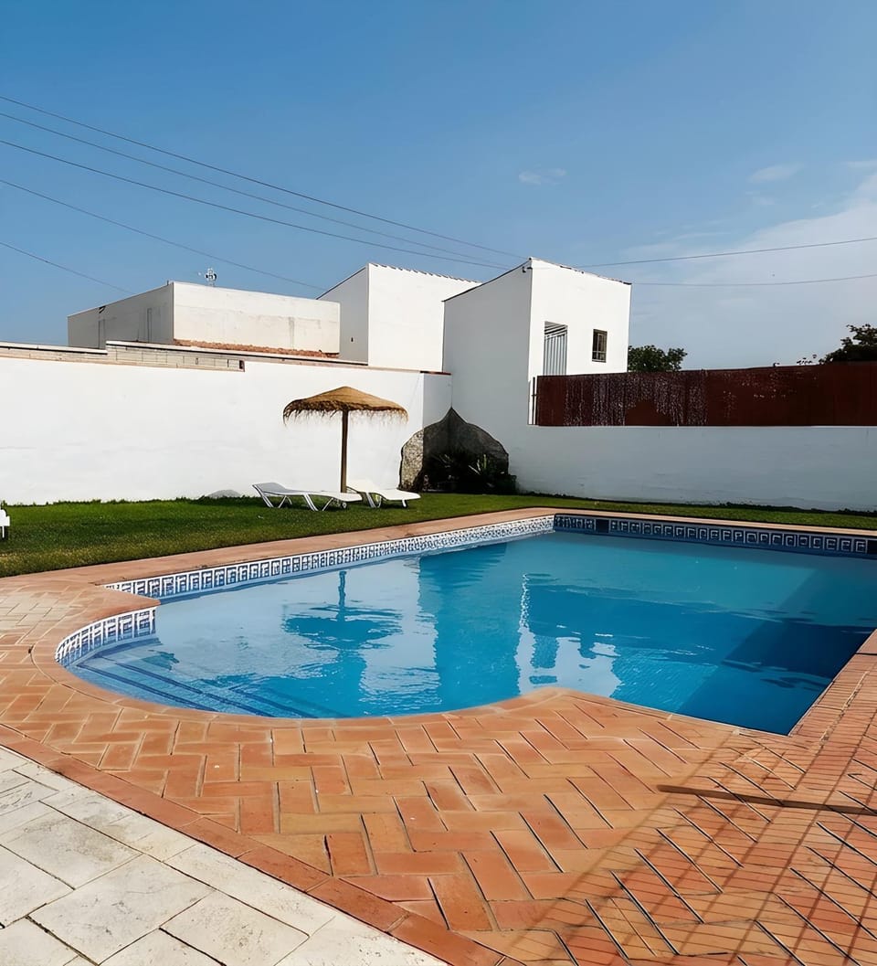 Chalet con piscina privada no aceptamos grupos de jovenes Chalet in La Janda
