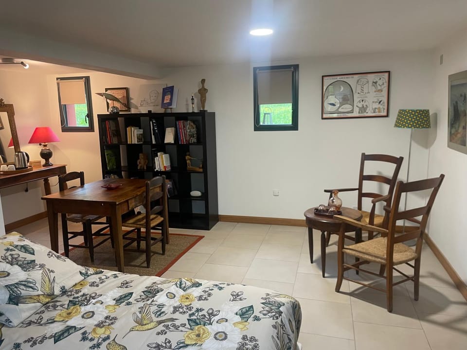 Library, Coffee/tea facilities, Living room, Bedroom