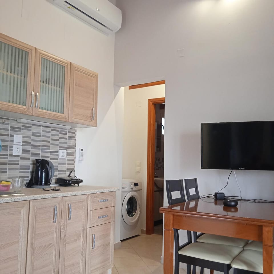 Το Χαρούμενο Σπίτι Στο Λιβαδι Apartment in Icaria
