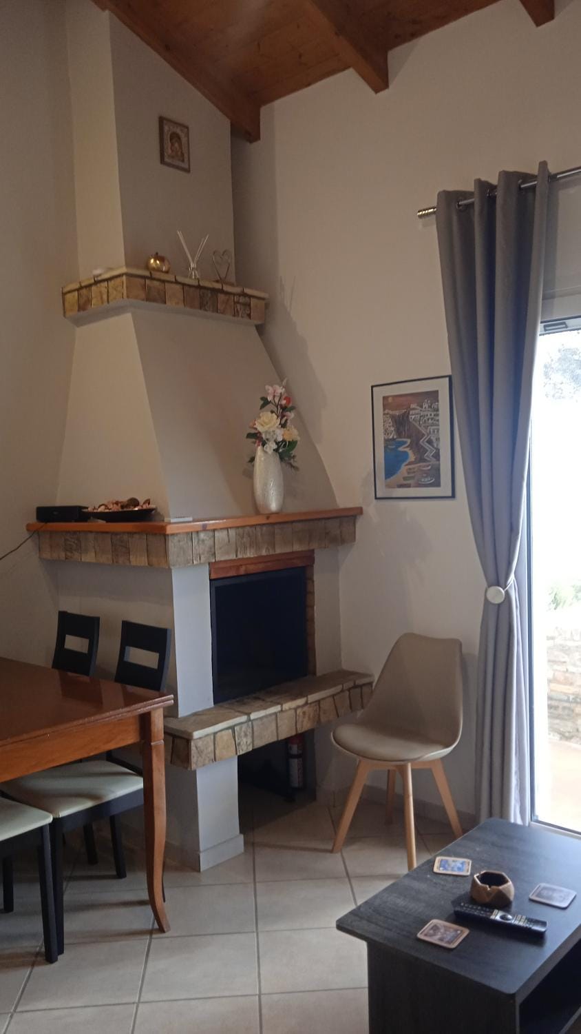 Το Χαρούμενο Σπίτι Στο Λιβαδι Apartment in Icaria