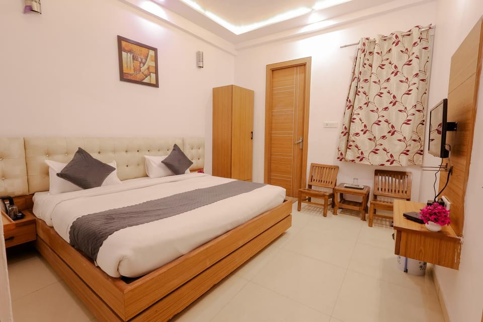 Photo of the whole room, Seating area, Bedroom, towels, wardrobe