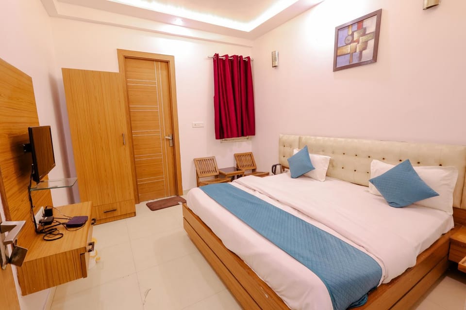 TV and multimedia, Photo of the whole room, Seating area, Bedroom, wardrobe