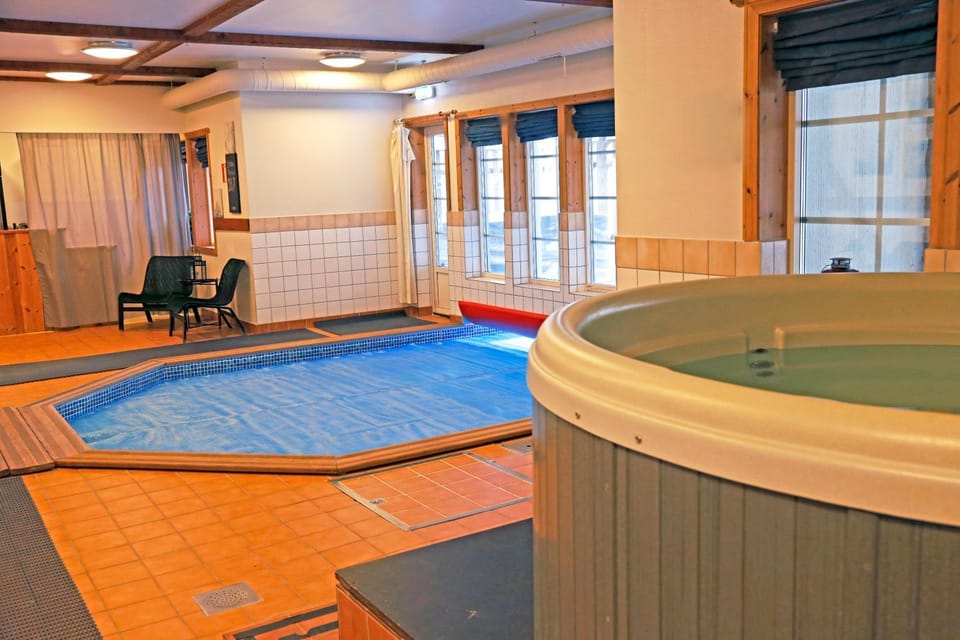 Hot Tub, Swimming pool