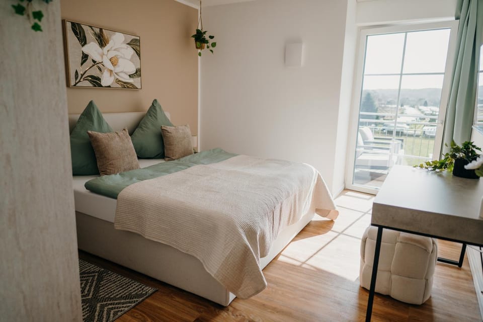 Bed, TV and multimedia, Balcony/Terrace, Bedroom, cot, internet, wardrobe