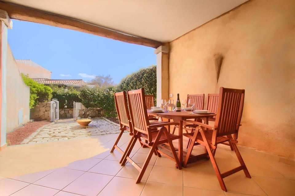 Patio, Day, Living room, Dining area