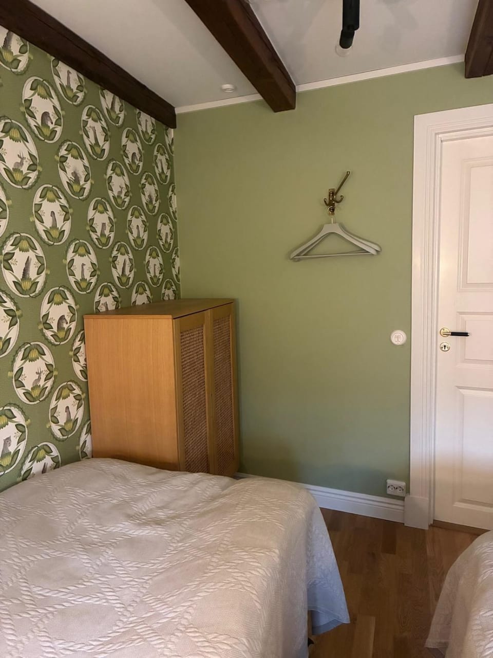Photo of the whole room, Bedroom, wardrobe