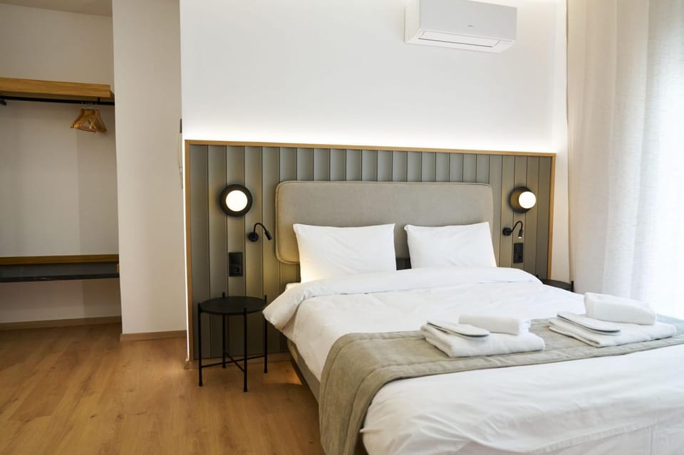 Bed, Photo of the whole room, Bedroom, towels, air conditioner