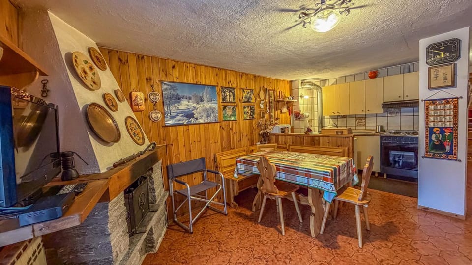 Kitchen or kitchenette, Dining area, oven