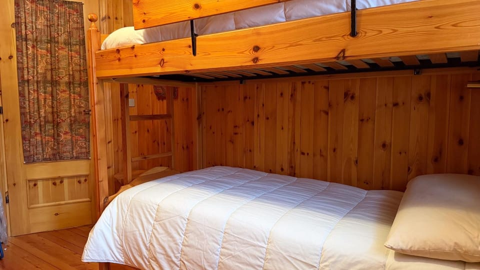 Bedroom, bunk bed