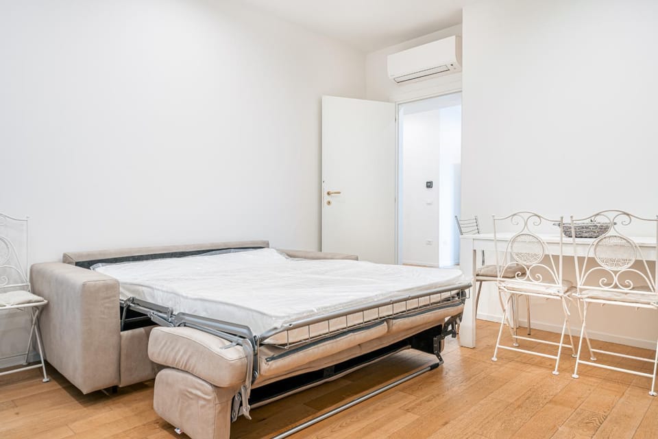 Bed, air conditioner