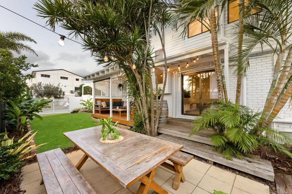 Luxe Retreat - Buddina Beachside - Heated pool House in Sunshine Coast