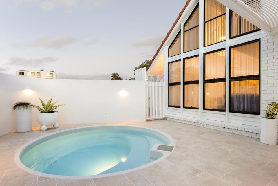 Luxe Retreat - Buddina Beachside - Heated pool House in Sunshine Coast