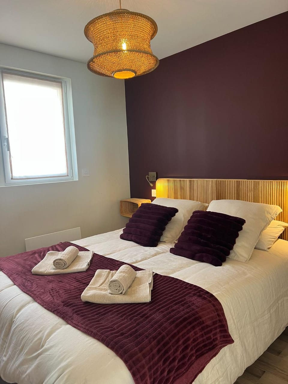 Bed, Bedroom, towels