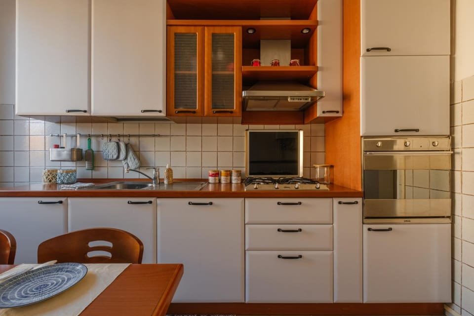 Coffee/tea facilities, dishwasher, oven, stove, kitchen