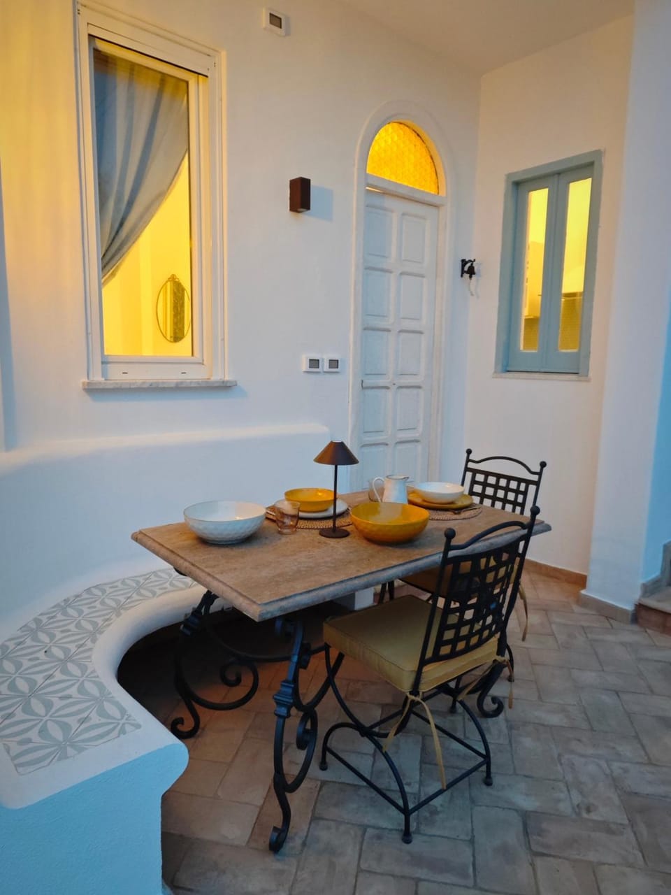 Seating area, Dining area