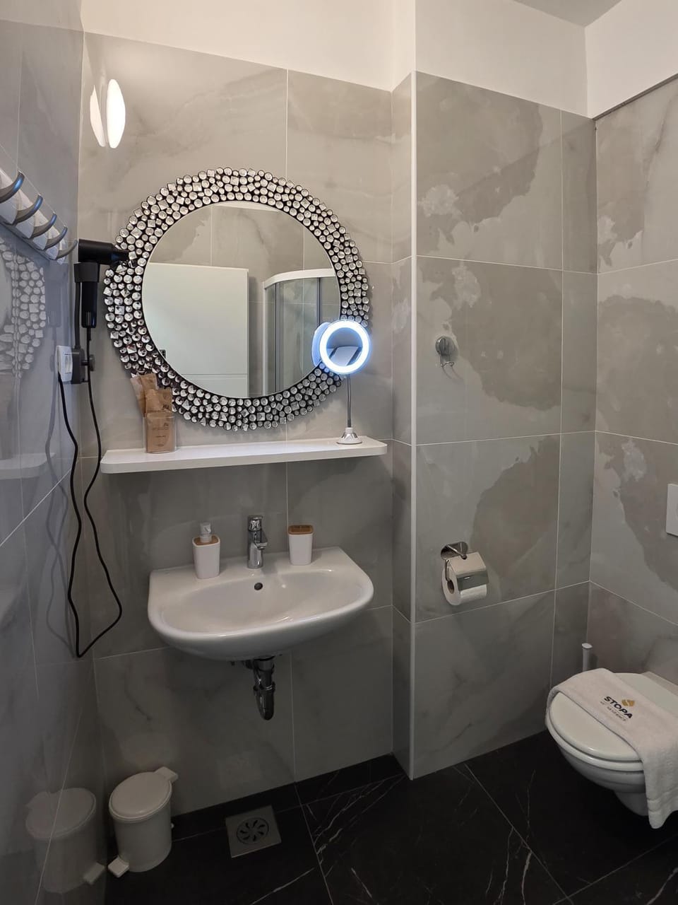 Toilet, Bathroom, Decorative detail, heating, towels